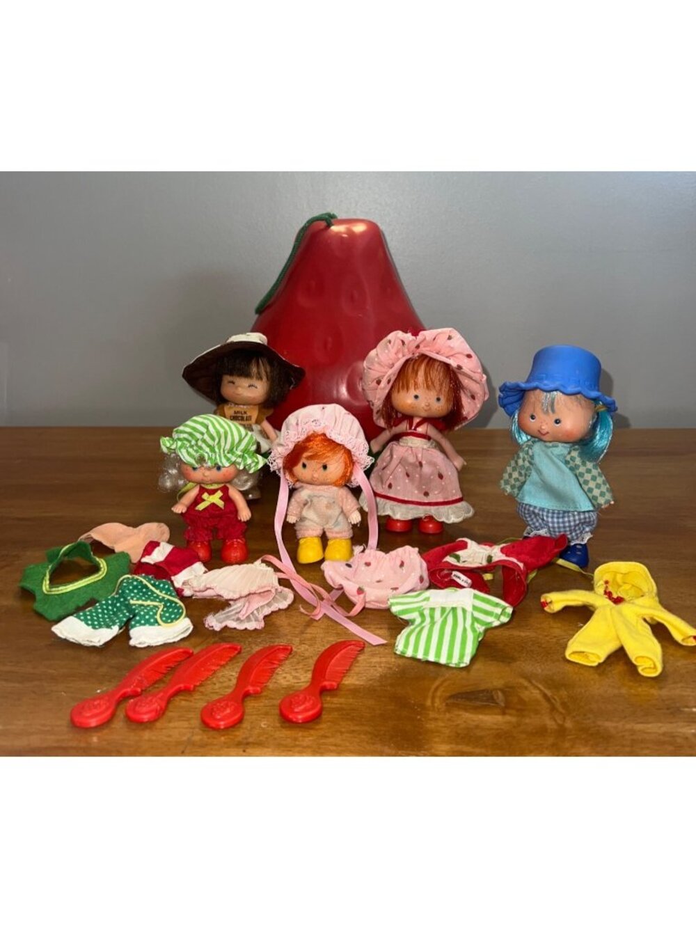 Vintage Strawberry Shortcake Lot Dolls Clothes Shoes Case Combs